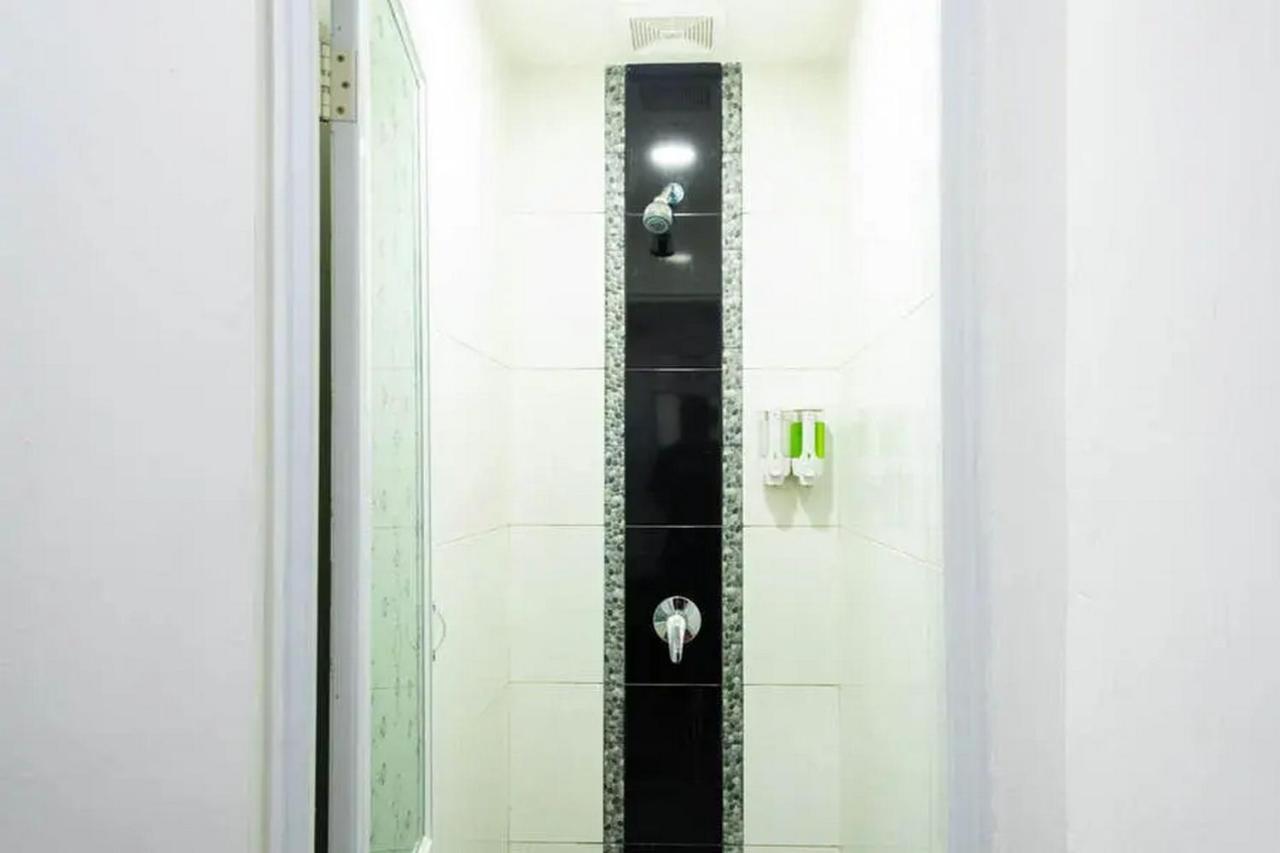 Reddoorz Hostel Near Taman Puring Джакарта Экстерьер фото