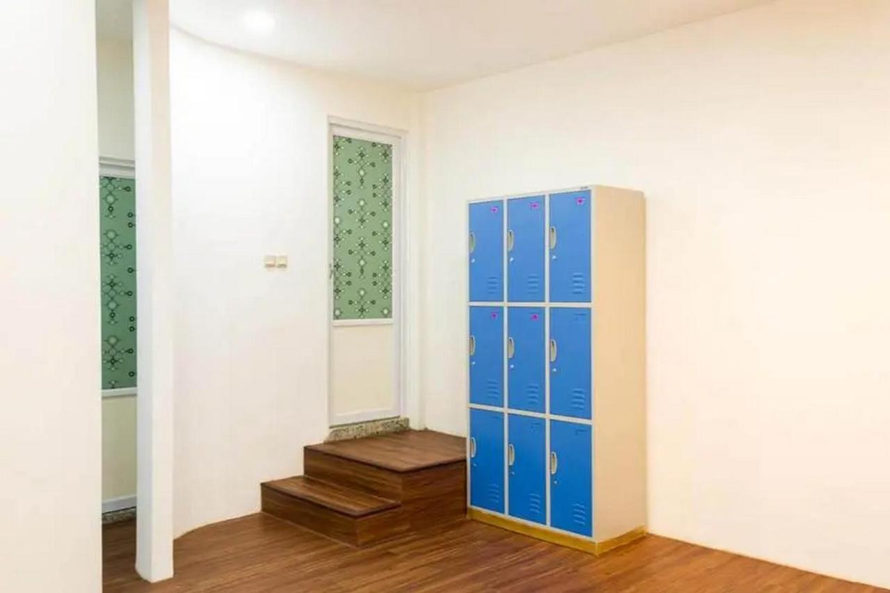 Reddoorz Hostel Near Taman Puring Джакарта Экстерьер фото
