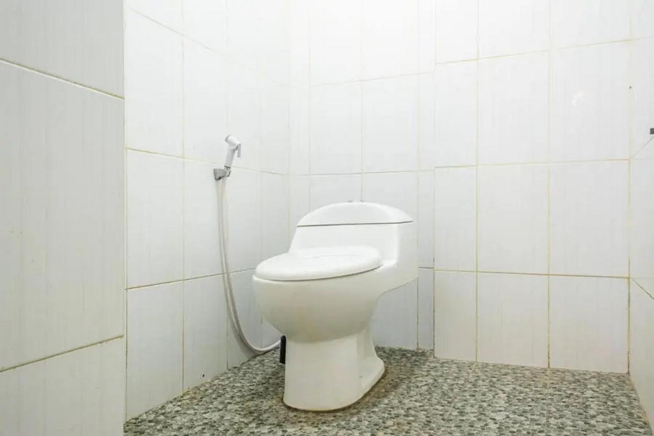 Reddoorz Hostel Near Taman Puring Джакарта Номер фото
