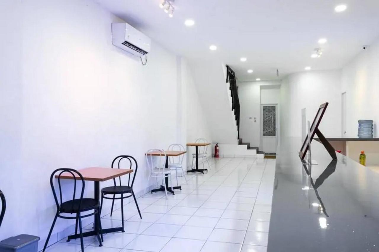 Reddoorz Hostel Near Taman Puring Джакарта Экстерьер фото